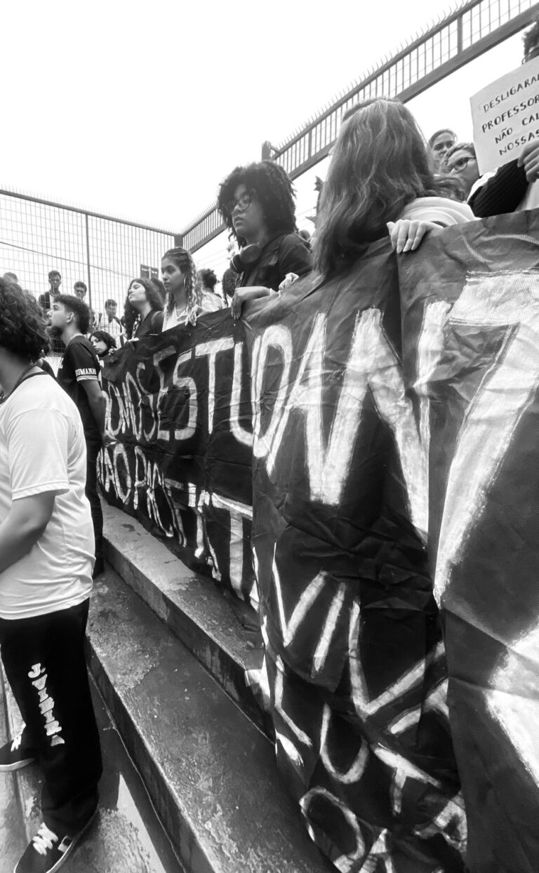 Estudantes protestam contra a demissão de professores em escola PEI
