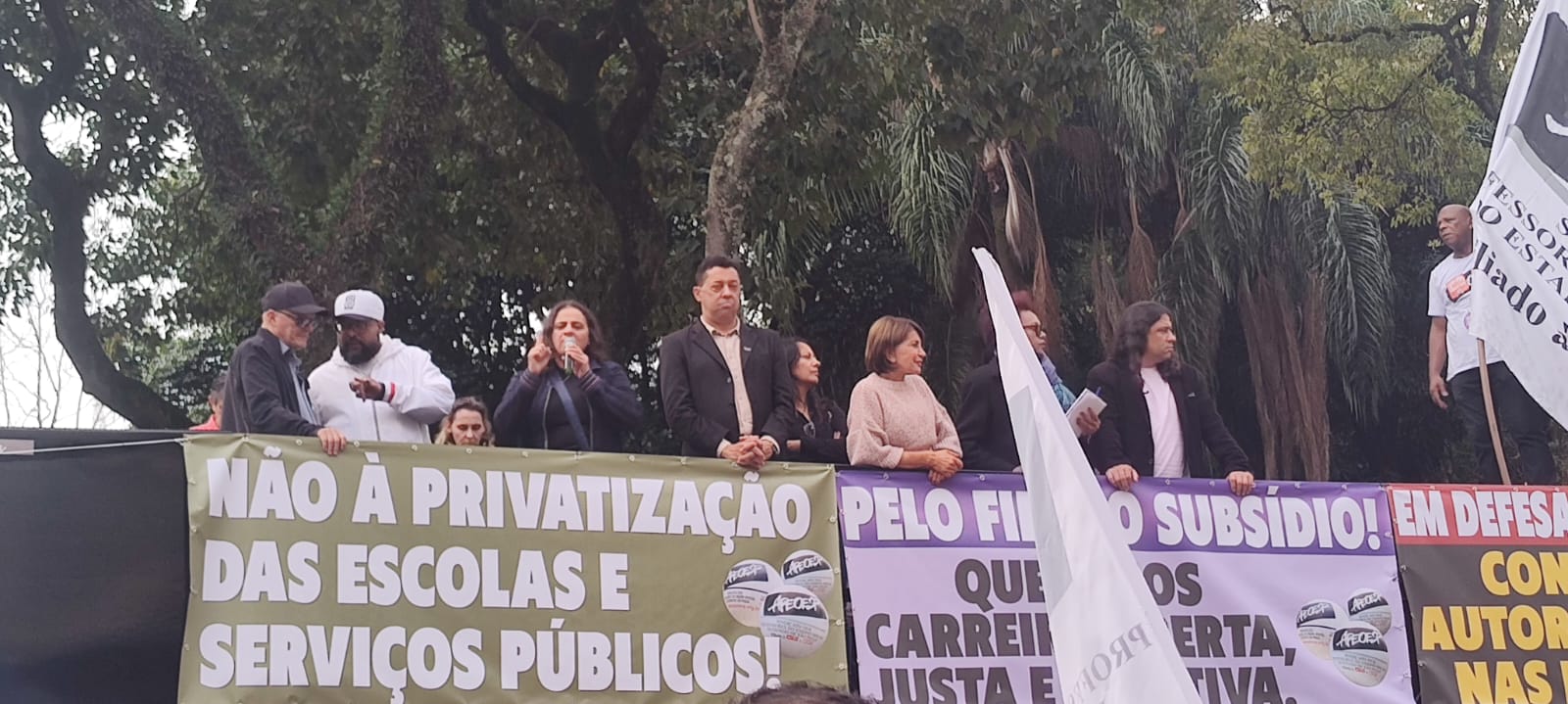 APEOESP SUBSEDE SUL SANTO AMARO no ato pela escola pública que queremos na SEDUC