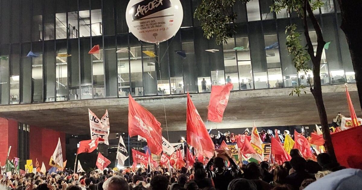 Trabalhadores e trabalhadoras em luta por taxação dos super ricos, fim da escala 6×1, pela soberania do Brasil.