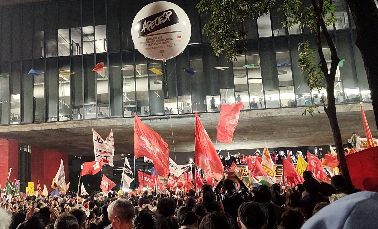 Trabalhadores e trabalhadoras em luta por taxação dos super ricos, fim da escala 6×1, pela soberania do Brasil.