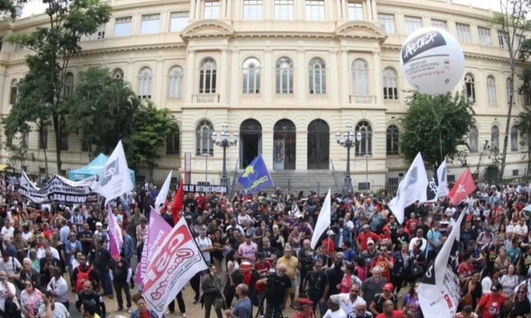 Ato dos professores e professoras no dia 23/01/26, na Praça da República, em frente a SEDUC/ SP