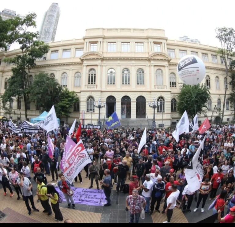 Ato dos professores e professoras no dia 23/01/26, na Praça da República, em frente a SEDUC/ SP